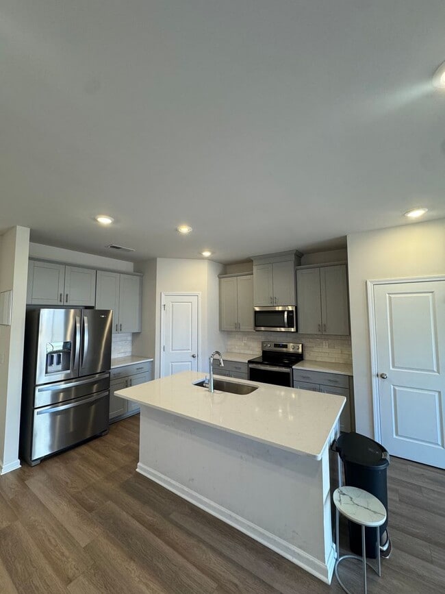 Building Photo - Beautiful 3BR 2.5 Townhouse w/ 2-Car Garage •  EV Plug • Quartz Island • End Unit in Charlotte