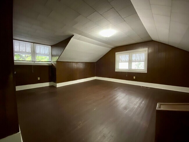 Building Photo - 1164 Kirkland Ave