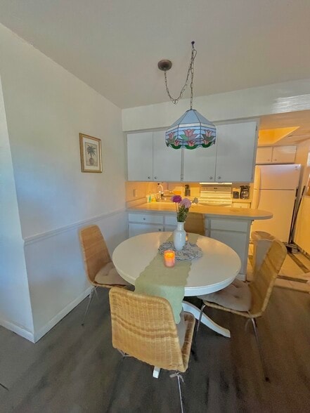 Building Photo - 400 Base Ave E