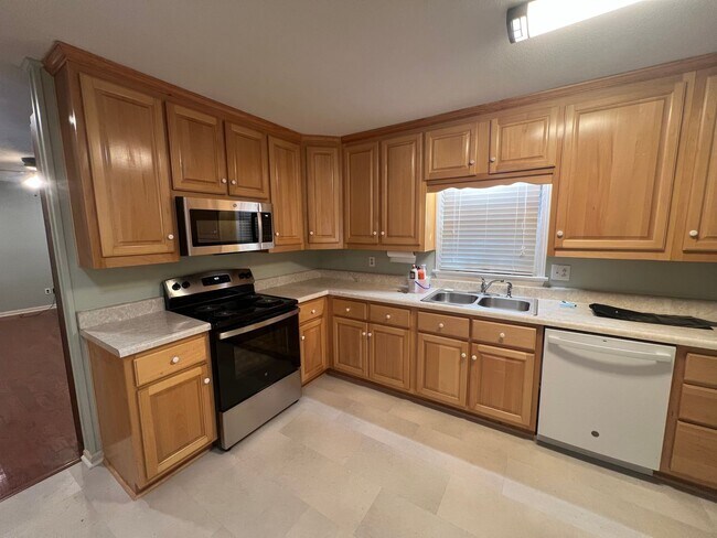 Building Photo - 3 bedroom 2 bathroom single level home in ...