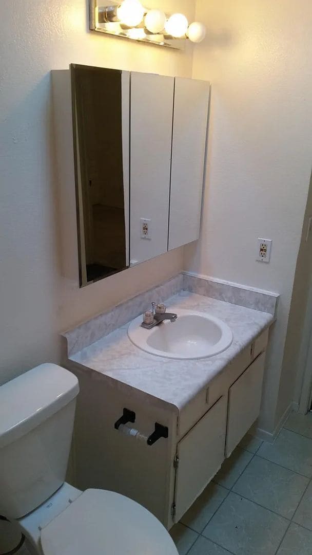 Building Photo - Centrally located 1 bedroom, 1 bath with bonus Den in a duplex, SW side of Swan & Grant.