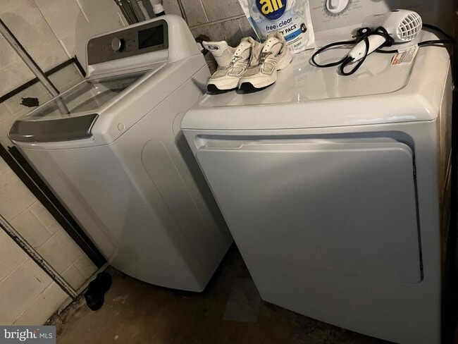 Building Photo - 185 Stirling Ct