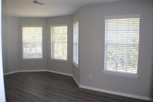 Building Photo - 2411 Rose Hollow Dr