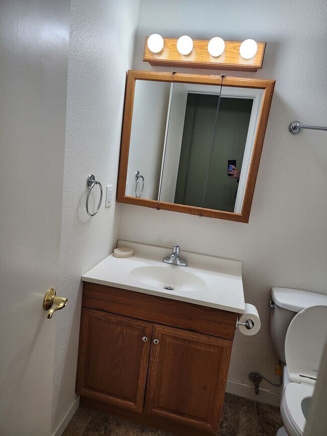 Building Photo - 3 Bedroom 2 Bathroom with Pool Near Davis High School