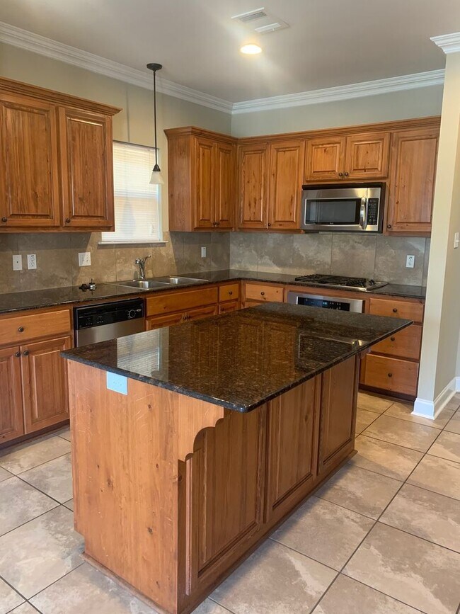 Building Photo - 4BR/3BA