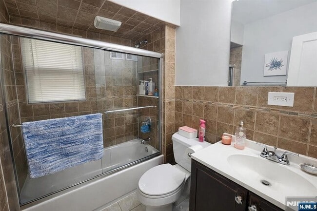 Building Photo - 103 E Cedar Ln