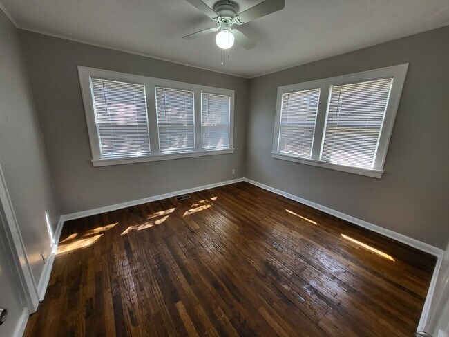 Building Photo - 3 bedroom, 1.5 bathroom house located in E...