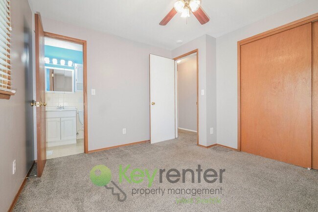 Building Photo - Des Moines 3 Bed Gem with Hot Tub and Spacious Layout