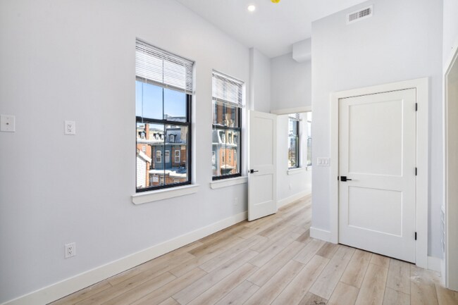 Building Photo - 3849 Lancaster Ave