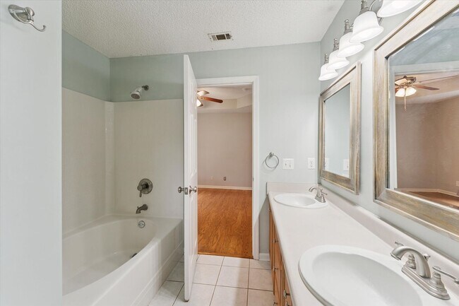 Building Photo - MOVE-IN READY! (Pet Friendly)