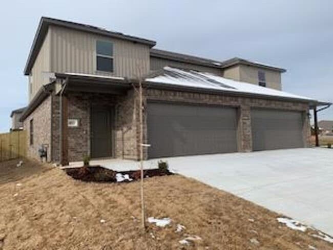 Building Photo - 3- Bedroom, 2-Bath, Double car garage Dupl...