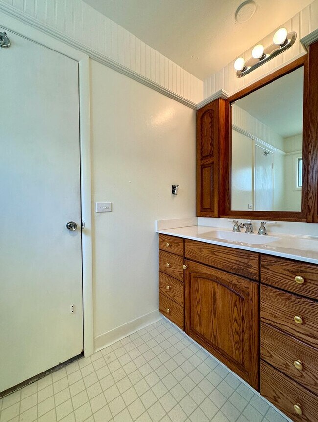 Building Photo - **50% OFF FIRST MONTH'S RENT** Country Liv...