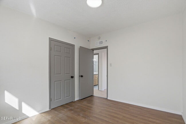 Building Photo - 1105 N Clark Dr