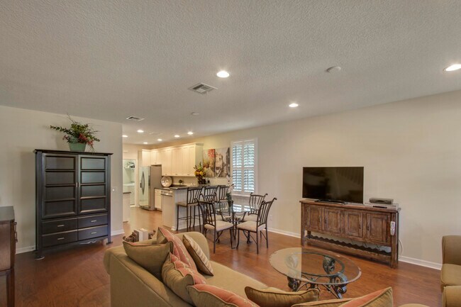 Building Photo - 1168 S Community Dr