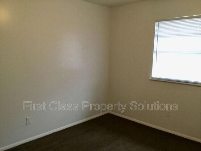 Building Photo - 1104 N Carol Ln