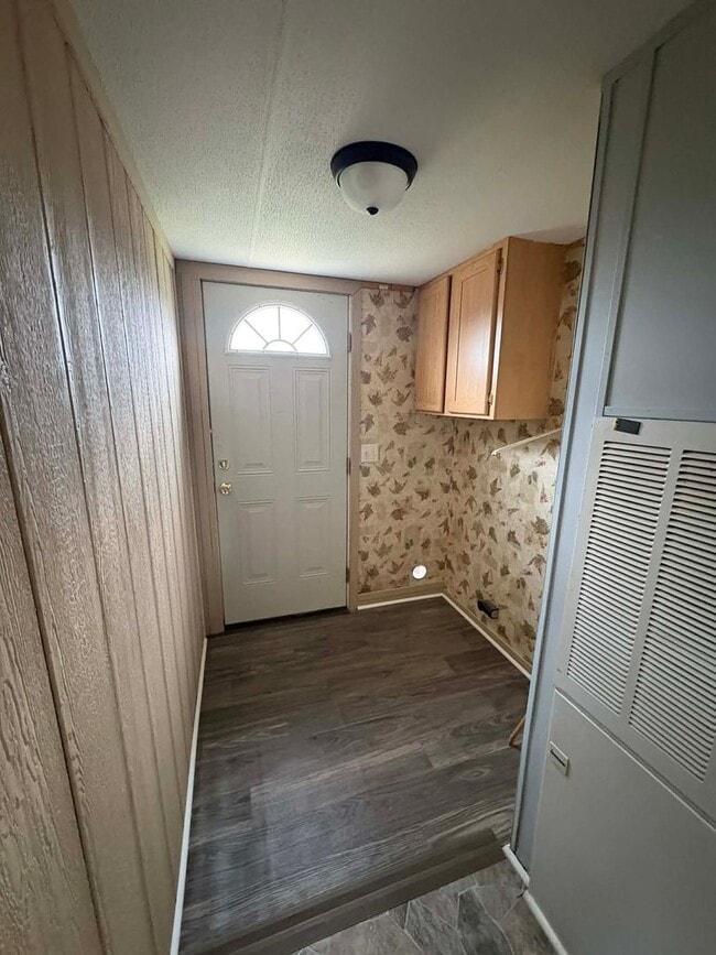 Building Photo - Spacious 3 Bedroom, 2 Bathroom Home!