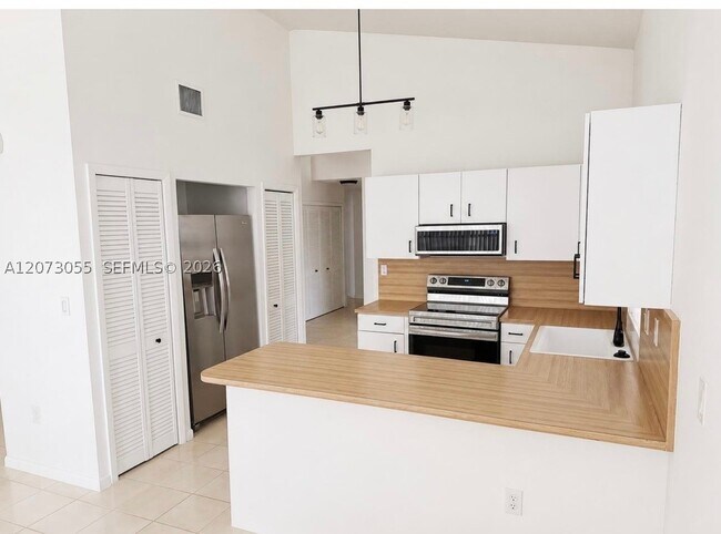 Building Photo - 10290 SW 146th Ave