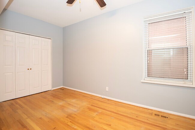 Building Photo - 3834 N Hermitage Ave