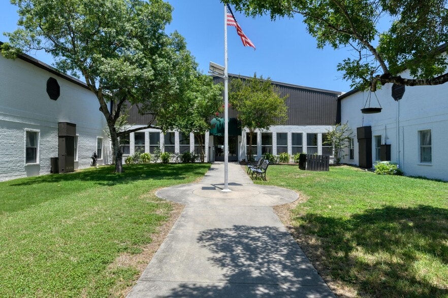 Primary Photo - Silver Oaks Villas