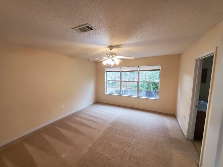 Master bedroom - 5165 Victoria Dr