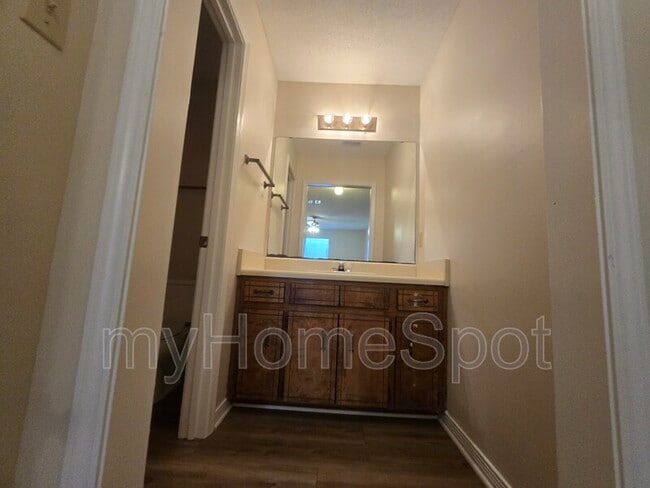 Building Photo - 8430 Country Walk Dr