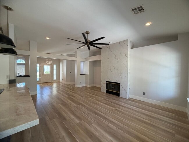 Building Photo - BEAUTIFULLY UPGRADED SINGLE FAMILY HOME - 3 BEDROOM, CORNER LOT WITH VAULTED CEILINGS