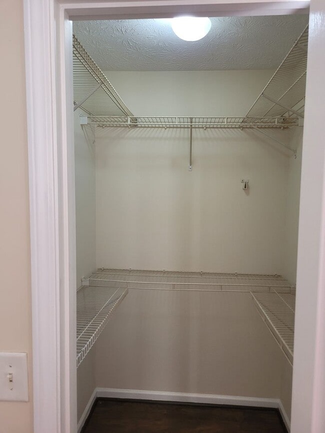 Building Photo - 4 bedroom 2 bath