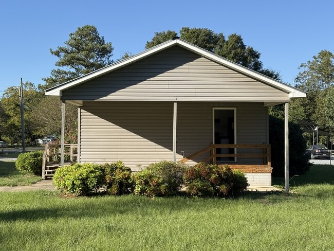 Building Photo - 3 Bed / 2 Bath Rental House in Sylacauga, AL