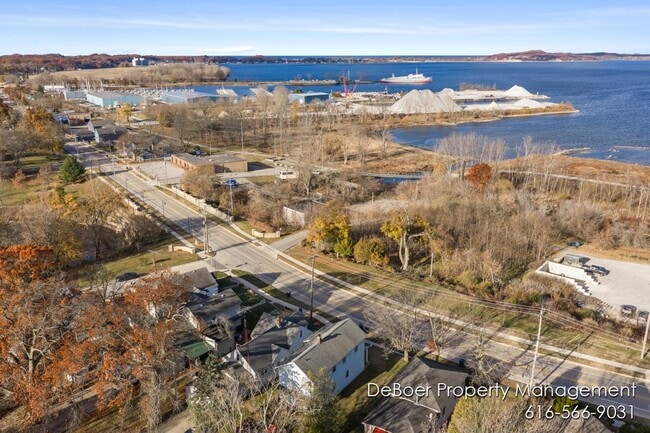 Building Photo - 1621 Lakeshore Dr