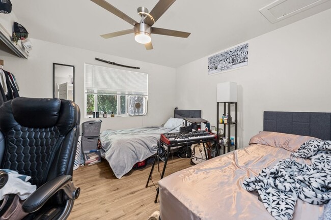 Building Photo - Two full kitchens + two washers & dryers!