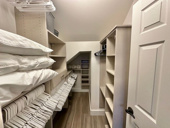 Building Photo - Modern & Custom 3 Bedroom / 2.5 Bathroom H...