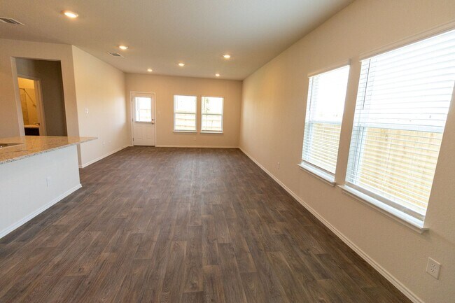 Building Photo - Like New Home, Tons of Space!!!