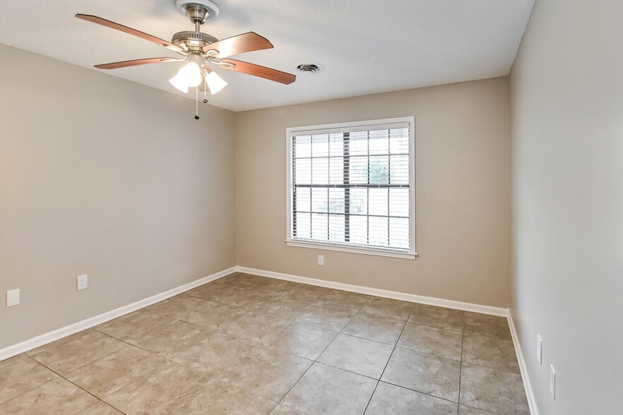 Building Photo - 5100 Barkshire Dr