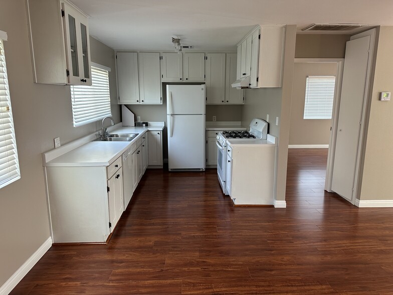 Kitchen - 5318 Alhama Dr