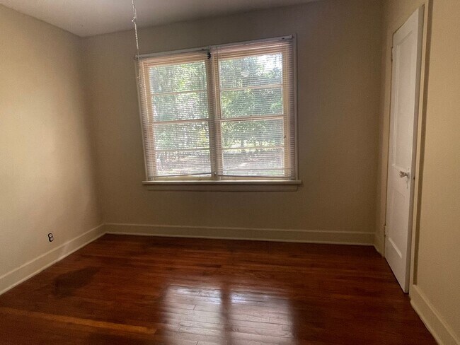 Building Photo - 3 Bedroom/1 Bath Home near VSU!!