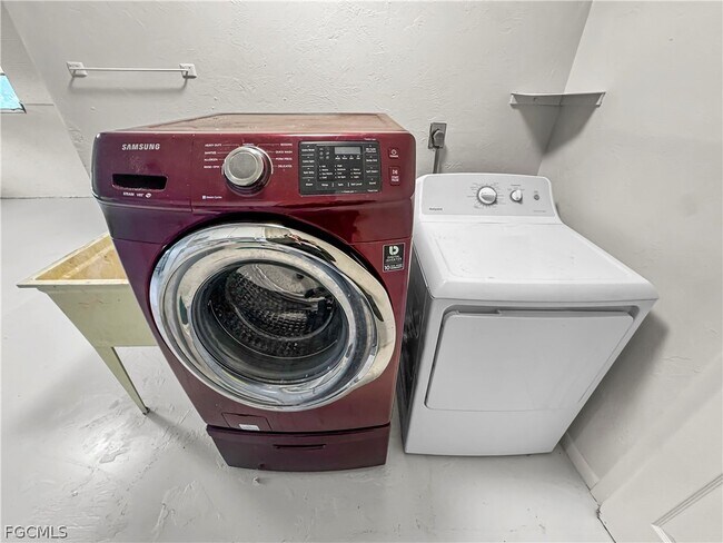 Building Photo - 206 SE 46th Ter