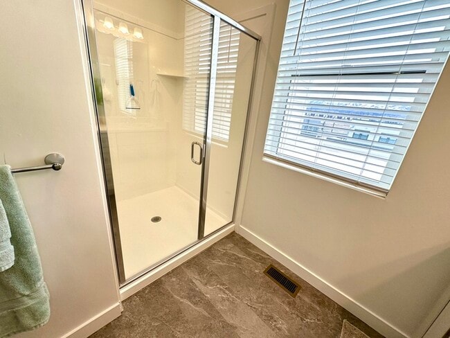 Building Photo - Modern 3-Bedroom Condo in Adventurous Daybreak!