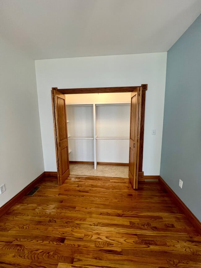 Building Photo - Charming Three Bedroom Home!