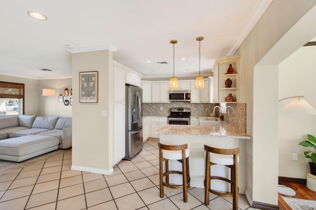 Building Photo - 301 SE 8th Ave