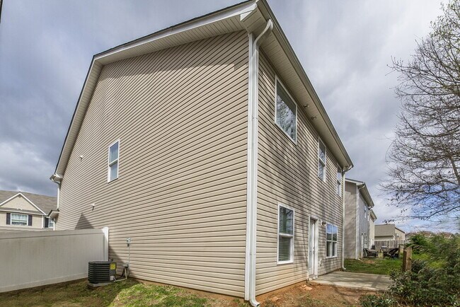 Building Photo - 520 Hill Crest Cir