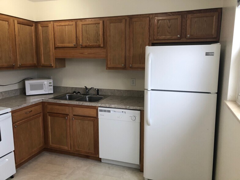 Kitchen - 101 Colonial Oaks Dr