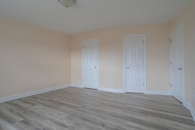 Building Photo - Oak Tree Townhome | 4 Bed, 4.5 Bath | Avai...