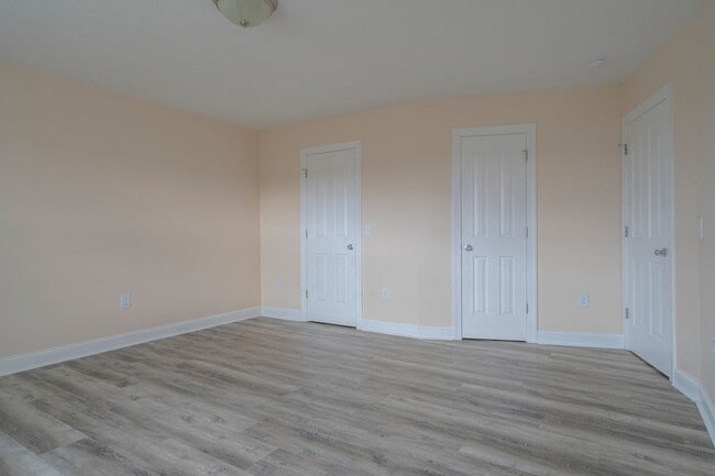 Building Photo - Oak Tree Townhome | 4 Bed, 4.5 Bath | Available Now!