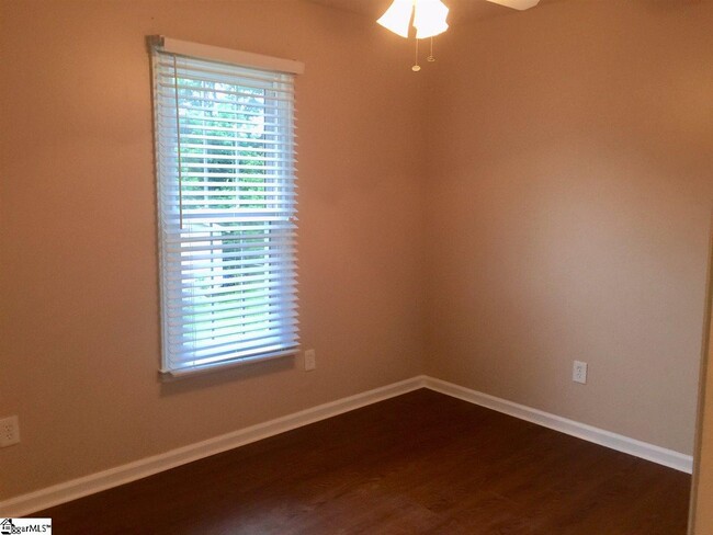 Building Photo - 305 Laurel Tree Ln