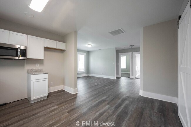 Building Photo - "Charming 3-Bedroom Duplex Haven on W 29th St – Spacious 1031 Sq Ft Gem in Indianapolis!"