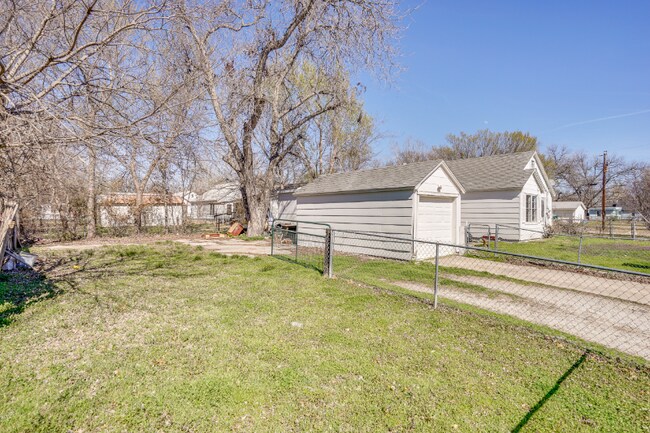 Building Photo - 901 N Howeth St