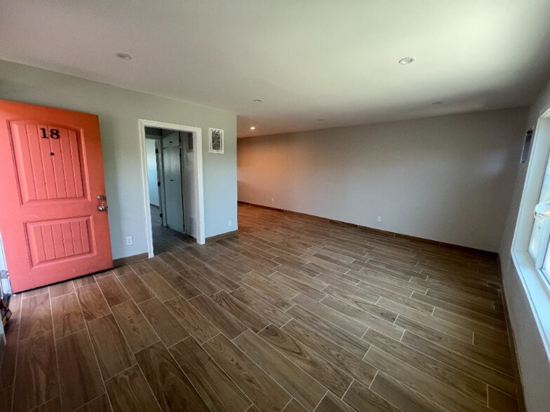 Building Photo - 7237 Variel Ave