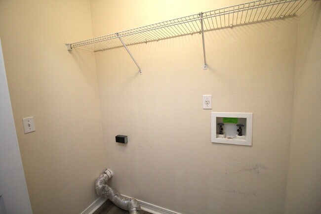 Building Photo - 2-Bedroom, 1-Bath Attached Home in Nantucket Place – Prime Location with Open Layout, Fenced Back...