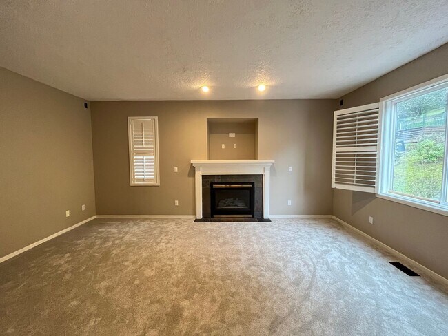 Building Photo - Immaculate 4 bedroom, 3.5 bathroom, tri-level Home in Tigard!! Expansive Views, Office space, Gam...