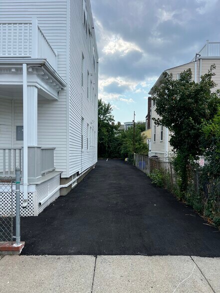 Building Photo - 132 Buttonwood St